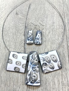 Aoemebia tie and collar necklace set
